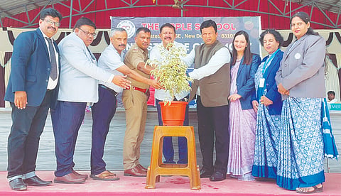 ಚನ್ನಪಟ್ಟಣ ತಾಲೂಕಿನ ತಟ್ಟೆಕೆರೆ ಗ್ರಾಮದಲ್ಲಿ ಹಮ್ಮಿಕೊಂಡಿದ್ದ ಸಮಾರಂಭವನ್ನು ನಿವೃತ್ತ ಡಿವೈಎಸ್ಪಿ ಆರ್.ಸಿ. ಲೋಕೇಶ್ ಕುಮಾರ್ ಉದ್ಘಾಟಿಸಿದರು. ರಹಮತ್ ಉಲ್ಲಾ ಷರ್ೀ, ಅಲ್ಮಾಸ್ ಬಾನು, ಸೈಯದ್ ಜಫ್ರುಲ, ನಿರ್ಮಲಾ ಕ್ರೂಜ್,ಡಾ. ವಿಜಯ್ ರಾಂಪುರ ಇತರರು ಇದ್ದರು.