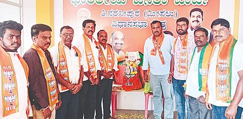 ತಿ.ನರಸೀಪುರ ಪಟ್ಟಣದ ಬಿಜೆಪಿ ಕಚೇರಿಯಲ್ಲಿ ಗುರುವಾರ ಮಾಜಿ ಪ್ರಧಾನಿ ಅಟಲ್ ಬಿಹಾರಿ ವಾಜಪೇಯಿ ಅವರ ಜನ್ಮದಿನವನ್ನು ಆಚರಿಸಲಾಯಿತು. ಶಿವಕುಮಾರ್, ಲೋಕೇಶ್, ನಂಜುಂಡಸ್ವಾಮಿ, ಕಿರಣ್, ರಾಜಶೇಖರ ಇತರರು ಇದ್ದರು.