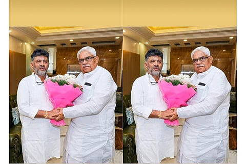 ರೋಣ ಶಾಸಕ ಜಿ.ಎಸ್. ಪಾಟೀಲ ಅವರು ಕಾರ್ಯಕ್ರಮವೊದರಲ್ಲಿ ಡಿಸಿಎಂ ಡಿ.ಕೆ. ಶಿವಕುಮಾರ ಅವರನನ್ನು ಭೇಟಿ ಮಾಡಿರುವುದು. mla