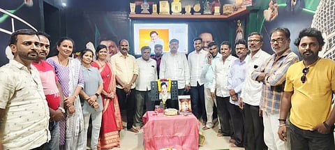 ಗಂಗಾವತಿ ಎಸ್‌ಕೆ ಸ್ಟುಡಿಯೋದಲ್ಲಿ ಸಪ್ತಸ್ವರ ಸಾಂಸ್ಕೃತಿಕ ಕಲಾ ಸಂಘದಿಂದ ಚಿತ್ರನಟ ದಿ.ಡಾ.ರಾಜ್‌ಕುಮಾರ್ ಮತ್ತು ಗಾಯಕಿ ಎಸ್.ಜಾನಕಿ ಜನ್ಮದಿನ ಶುಕ್ರವಾರ ಆಚರಿಸಲಾಯಿತು. ಸಂಘದ ಅಧ್ಯಕ್ಷ ಆರ್. ಕಣ್ಣನ್, ಗೌರವಾಧ್ಯಕ್ಷ ತಟ್ಟಿ ಮಲ್ಲಿಕಾರ್ಜುನ, ಉಪಾಧ್ಯಕ್ಷ ತಟ್ಟಿ ಶಾಮಣ್ಣ, ಪ್ರಧಾನ ಕಾರ್ಯದರ್ಶಿ ವೀರೇಶ ಹಿರೇಮಠ, ಪದಾಧಿಕಾರಿಗಳಾದ ವೀರೇಶ ಪಪ್ಪಿ, ಹಾಜಿ ಅಲಿಸಾಬ್, ವಿಜಯಲಕ್ಷ್ಮೀ, ಸಾವಿತ್ರಿ ಇತರರಿದ್ದರು.