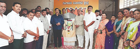 ಗಂಗಾವತಿ ಬಿಜೆಪಿ ಕಚೇರಿಯಲ್ಲಿ ಪಕ್ಷದ ವಿವಿಧ ಮೋರ್ಚಾದಿಂದ ಮಾಜಿ ಪ್ರಧಾನಿ ದಿ.ಅಟಲ್‌ಬಿಹಾರಿ ವಾಜಪೇಯಿ ಜನ್ಮದಿನ ಗುರುವಾರ ಆಚರಿಸಲಾಯಿತು. ಶಾಸಕ ಗಾಲಿ ಜನಾರ್ದನರೆಡ್ಡಿ, ಮಾಜಿ ಶಾಸಕ ಪರಣ್ಣ ಮುನವಳ್ಳಿ, ಬಿಜೆಪಿ ಜಿಲ್ಲಾ ಮಾಜಿ ಅಧ್ಯಕ್ಷ  ಸಿಂಗನಾಳ ವಿರೂಪಾಕ್ಷಪ್ಪ, ಜಿಪಂ ಮಾಜಿ ಸದಸ್ಯ ಎಚ್.ಎಂ.ಸಿದ್ರಾಮಯ್ಯಸ್ವಾಮಿ ಇತರರಿದ್ದರು.