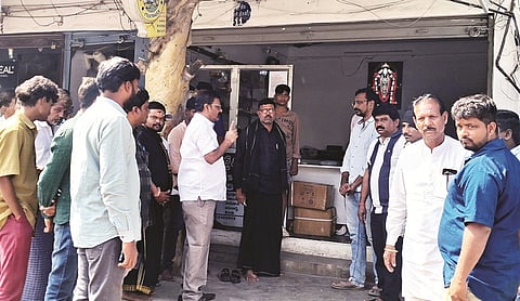 ಗಂಗಾವತಿ ನಗರಸಭೆ ಮುಂಭಾಗದಲ್ಲಿ ುಟ್‌ಪಾತ್ ಒತ್ತುವರಿಮಾಡಿಕೊಂಡ ಅಂಗಡಿಕಾರರಿಗೆ ಪೌರಾಯುಕ್ತ ಆರ್.ವಿರೂಪಾಕ್ಷಮೂರ್ತಿ ಖಡಕ್ ಸೂಚನೆ ನೀಡಿದರು. ವ್ಯವಸ್ಥಾಪಕ ಷಣ್ಮುಖ, ಆರೋಗ್ಯ ನಿರೀಕ್ಷಕ ಎ.ನಾಗರಾಜ್ ಇತರರಿದ್ದರು.