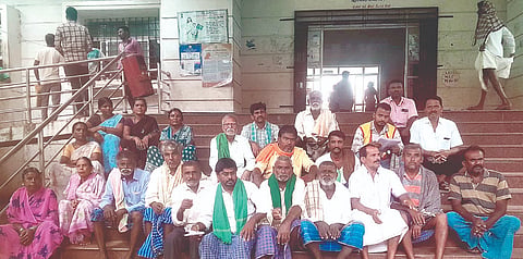 ಬೂದನೂರು ಗ್ರಾಮದ ಜನತಾ ಪ್ಲಾಟ್ ನಿವಾಸಿಗಳು ಹಕ್ಕುಪತ್ರ ನೀಡುವಂತೆ ಒತ್ತಾಯಿಸಿ ಮಂಗಳವಾರ ಹಡಗಲಿ ತಹಸಿಲ್ ಕಚೇರಿ ಮುಂದೆ ಪ್ರತಿಭಟನೆ ನಡೆಸಿದರು. ಪ್ರಮುಖರಾದ ಕೊಟ್ರೇಶ, ಸತ್ಯಪ್ಪ, ರಾಮಜ್ಜ, ಟಿ.ಬಸವರಾಜ, ಎಂ.ಫಕ್ಕೀರಪ್ಪ, ಕೆ.ಫಕ್ಕೀರಪ್ಪ, ಕೊಟ್ರೇಶ, ಪ್ರಹ್ಲಾದ, ಕೆಆರ್‌ಎಸ್ ಪಕ್ಷದ ರಾಜ್ಯ ಕಾರ್ಯದರ್ಶಿ ಚಂದ್ರಶೇಖರ ದೊಡ್ಡಮನಿ ಇತರರಿದ್ದರು.