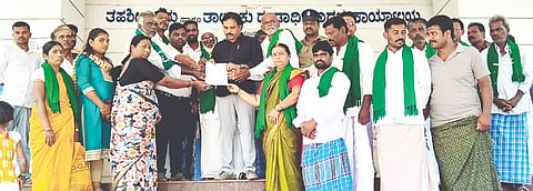 ಪೆಟ್ರೋಲ್, ಡೀಸೆಲ್ ಮತ್ತು ರಸಗೊಬ್ಬರ ಬೆಲೆ ಏರಿಕೆಗೆ ಕಡಿವಾಣ ಹಾಕಬೇಕೆಂದು ಆಗ್ರಹಿಸಿ ಹೂವಿನಹಡಗಲಿಯಲ್ಲಿ ತಹಸೀಲ್ದಾರ್ ಕೆ.ಎಂ.ಗುರುಬಸವರಾಜಗೆ ಕರ್ನಾಟಕ ರಾಜ್ಯ ರೈತ ಸಂಘದಿಂದ ಮನವಿ ಸಲ್ಲಿಸಲಾಯಿತು.