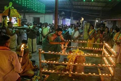 ನಗರ ಶ್ರೀ ಪಾರ್ವತಿ ನೀಲಕಂಠೇಶ್ವರ ಸನ್ನಿಧಿಯಲ್ಲಿ ನೆರವೇರಿದ ದೀಪೋತ್ಸವದಲ್ಲಿ ಪೂಜೆ ಸಲ್ಲಿಸುತ್ತಿರುವುದು.