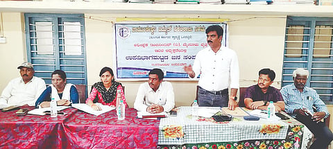 ತಿ.ನರಸೀಪುರ ಪಟ್ಟಣದ ಸೆಸ್ಕ್  ಉಪವಿಭಾಗದ ಕಚೇರಿಯಲ್ಲಿ ಜನ ಸಂಪರ್ಕ ಸಭೆ ಆಯೋಜಿಸಲಾಗಿತ್ತು. ಜಿ.ಎಂ.ಮಹೇಶ್ ಕುಮಾರ್, ಕೆ.ವಿ.ವೀರೇಶ್, ಚಂದ್ರಕಲಾ, ಮಂಜು, ಗೀತಾ, ರಂಗಸ್ವಾಮಿ ಇತರರು ಇದ್ದರು.