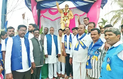 ಕಡೂರು ತಾಲೂಕಿನ ಮರವಂಜಿ ಗ್ರಾಮದಲ್ಲಿ ನೂತನವಾಗಿ ನಿರ್ಮಿಸಲಾಗಿರುವ ಅಂಬೇಡ್ಕರ್ ಪ್ರತಿಮೆಯನ್ನು ಮಾಜಿ ಸಚಿವ ಎಚ್.ಆಂಜನೇಯ ಅನಾವರಣಗೊಳಿಸಿದರು. ಬಿ.ಎನ್.ಚಂದ್ರಪ್ಪ, ಕೆ.ಎಸ್.ಆನಂದ್, ಶರತ್ ಕೃಷ್ಣಮೂರ್ತಿ ಮತ್ತಿತರರಿದ್ದರು.
