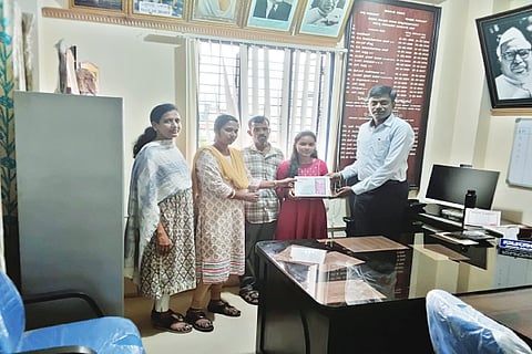  ಕಡೂರಿನ ಸಮಾಜ ಕಲ್ಯಾಣ ಇಲಾಖೆ ಕಚೇರಿಯಲ್ಲಿ ಎಸ್‌ಎಸ್‌ಎಲ್ಸಿ ಪರೀಕ್ಷೆಯಲ್ಲಿ ಹೆಚ್ಚು ಅಂಕ ಪಡೆದ ಹಾಸ್ಟೆಲ್ ವಿದ್ಯಾರ್ಥಿನಿ ವೈ.ಎಲ್.ನವ್ಯಾಗೆ ಸಮಾಜ ಕಲ್ಯಾಣಾಧಿಕಾರಿ ನಟರಾಜ್ ಟ್ಯಾಬ್ ವಿತರಿಸಿದರು.