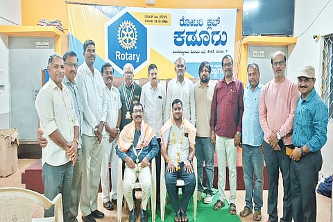 ಕಡೂರಿನ ರೋಟರಿ ಕ್ಲಬ್ ಸಭಾಂಗಣದಲ್ಲಿ ಪತ್ರಕರ್ತ ಪ್ರಕಾಶ್ ಮೂರ್ತಿ ಮತ್ತು  ದೇವರಾಜ್ ಅವರನ್ನು ಸನ್ಮಾನಿಸಲಾಯಿತು.