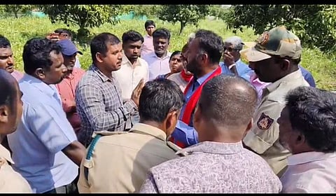 ಚಿತ್ರ ೨೫ ಕೆ.ಎಲ್.ಆರ್. ೦೧ ಶ್ರೀನಿವಾಸಪುರ ತಾಲ್ಲೂಕಿನ ದೊಡಮಲದೊಡ್ಡಿ ಗ್ರಾಮದ ರೈತರ ಜಮೀನುಗಳಿಗೆ ಅರಣ್ಯ ಇಲಾಖೆಯವರು ತಮಗೆ ಸೇರುತ್ತದೆ ಎಂದು ಗಡಿ ಗುರ್ತಿಸಲು ಹೋದ ಸಂದರ್ಭದಲ್ಲಿ ಅರಣ್ಯ ಇಲಾಖೆ ಮತ್ತು ರೈತರ ಮದ್ಯೆ ವಾಗ್ವಾದ ನಡೆಯುತ್ತಿರುವುದು.