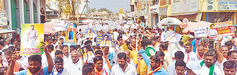 ಲಕ್ಷ್ಮೇಶ್ವರದಲ್ಲಿ ಡಾ. ಚಂದ್ರು ಲಮಾಣಿ ಅಭಿಮಾನಿಗಳ ಬಳಗದ ವತಿಯಿಂದ ಬುಧವಾರ ಪ್ರತಿಭಟನೆ ನಡೆಸಲಾಯಿತು.