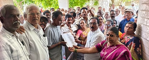 ನಿವೃತ್ತಿ ನೌಕರರ ಅನುದಾನಕ್ಕೆ ಕಡಿತ ಸಲ್ಲ employees