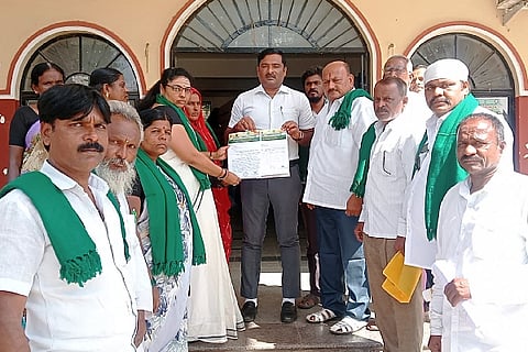 ಮುಂಡರಗಿಯಲ್ಲಿ ರಾಜ್ಯ ರೈತ ಸಂಘದ ಕಾರ್ಯಕರ್ತರು ತಹಸೀಲ್ದಾರ್ ಎರ‌್ರಿಸ್ವಾಮಿ ಪಿ.ಎಸ್. ಅವರಿಗೆ (MAIZE) ಸೋಮವಾರ ಮನವಿ ಸಲ್ಲಿಸಿದರು. ನಟರಾಜ ಸವಡಿ, ಮಲ್ಲಿಕಾರ್ಜುನ ಹಿರೇಮಠ, ನಾಗವೇಣಿ ಇತರರಿದ್ದರು.