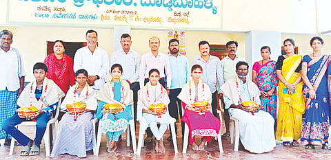 ಎಸ್‌ಎಸ್‌ಎಲ್‌ಸಿ ಪರೀಕ್ಷೆಯಲ್ಲಿ ಅತ್ಯುನ್ನತ ಶ್ರೇಣಿಯಲ್ಲಿ ಉತ್ತೀರ್ಣರಾದ ಮಳವಳ್ಳಿ ತಾಲೂಕಿನ ದೊಡ್ಡಬೂಹಳ್ಳಿ ಸರ್ಕಾರಿ ಪ್ರೌಢಶಾಲೆ ವಿದ್ಯಾರ್ಥಿಗಳನ್ನು ಶನಿವಾರ ಶಾಲಾ ಅಭಿವೃದ್ಧಿ ಸಮಿತಿ ಹಾಗೂ ಬೋಧಕ ವರ್ಗದಿಂದ ಅಭಿನಂದಿಸಲಾಯಿತು. ಶಿಕ್ಷಕ ನಾಗೇಂದ್ರಮೂರ್ತಿ, ದ್ವಿತಿಯ ದರ್ಜೆ ಸಹಾಯಕಿ ಅನುಪಮಾ, ಪ್ರಾಥಮಿಕ ಶಾಲೆ ಮುಖ್ಯ ಶಿಕ್ಷಕ ಚಂದ್ರಶೇಖರ ಆಚಾರಿ, ಎಸ್‌ಡಿಎಂಸಿ ಸದಸ್ಯರಾದ ವೆಂಕಟೇಶ್, ಲಿಂಗರಾಜು, ನಿಂಗಮ್ಮ ಇದ್ದರು. 