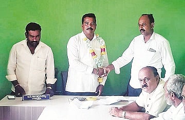 ಸುಜ್ಜಲೂರು ವಿವಿಧೋದ್ದೇಶ ಪ್ರಾಥಮಿಕ ಗ್ರಾಮೀಣ ಕೃಷಿ ಪತ್ತಿನ ಸಹಕಾರ ಸಂಘದ ಅಧ್ಯಕ್ಷ ಎಂ.ರಾಜೇಂದ್ರ ಅವರನ್ನು ಸಂಘದ ಕಾರ್ಯದರ್ಶಿ ಟಿ.ಆರ್.ಅಶೋಕ್ ಅಭಿನಂದಿಸಿದರು. ದೊಡ್ಡಯ್ಯ, ಎಚ್.ಪಿ.ಚಂದ್ರು, ಸೋಮಶೇಖರ್ ಇತರರಿದ್ದರು. 