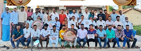 ಮಳವಳ್ಳಿ ಪಟ್ಟಣದಲ್ಲಿ ಆ.15 ರಂದು ನಡೆಯಲಿರುವ ಬೃಹತ್ ರಕ್ತದಾನ ಶಿಬಿರ ಲಾಂಛನವನ್ನು   ಗ್ರಾಮಸ್ಥರು, ಮುಖಂಡರು ಹಾಗೂ ಯುವಕರು ಬಿಡುಗಡೆ ಮಾಡಿದರು. ವೆಂಕಟಪ್ಪ, ಮಾದೇಶೆಟ್ಟಿ, ಇತರರಿದ್ದರು.  