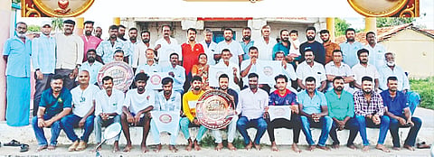 ಮಳವಳ್ಳಿ ಪಟ್ಟಣದಲ್ಲಿ ಆ.15 ರಂದು ನಡೆಯಲಿರುವ ಬೃಹತ್ ರಕ್ತದಾನ ಶಿಬಿರ ಲಾಂಛನವನ್ನು ಗ್ರಾಮಸ್ಥರು, ಮುಖಂಡರು ಹಾಗೂ ಯುವಕರು ಬಿಡುಗಡೆ ಮಾಡಿದರು. ವೆಂಕಟಪ್ಪ, ಮಾದೇಶೆಟ್ಟಿ, ಇತರರಿದ್ದರು. 