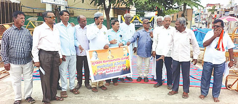 ನೀಟ್ ಪ್ರಶ್ನೆಪತ್ರಿಕೆ ಅಕ್ರಮ ವಿರೋಧಿಸಿ ದೆಹಲಿಯಲ್ಲಿ ಪ್ರತಿಭಟನೆ ನಡೆಸುತ್ತಿದ್ದ ವಿದ್ಯಾರ್ಥಿಗಳ ಮೇಲೆ ನಡೆಸಿರುವ ದೌರ್ಜನ್ಯ  ಖಂಡಿಸಿ ಮಳವಳ್ಳಿ ಪಟ್ಟಣದಲ್ಲಿ ಶನಿವಾರ ಪ್ರಗತಿಪರ ಸಂಘಟನೆಗಳ ಮುಖಂಡರು ಪ್ರತಿಭಟನೆ ನಡೆಸಿದರು. ಎಂ.ಎನ್.ಜಯರಾಜು, ದೊಡ್ಡಯ್ಯ, ಗಂಗರಾಜು ಅರಸ್, ಪ್ರೊ ರಂಗಸ್ವಾಮಿ, ಡಾ. ಎಂ ಆರ್ ಪ್ರಸಾದ್, ಸಾಹಿತಿ ಬಸಪ್ಪ ನೆಲಮಾಕನಹಳ್ಳಿ, ಅಖಿಲ್, ಶಂಕರ್ ಇದ್ದರು. 