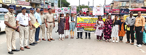 ಮಾದಕ ವಸ್ತು ವಿರೋಧಿ ಜಾಗೃತಿ ಪ್ರಯುಕ್ತ ನೆಲಮಂಗಲದಲ್ಲಿ ಹಮ್ಮಿಕೊಂಡಿದ್ದ ಜಾಗೃತಿ ಜಾಥಾದಲ್ಲಿ ಆರಕ್ಷಕ ನಿರೀಕ್ಷಕ ಭರತ್​ಗೌಡ, ಸಬ್​ ಇನ್​ಸ್ಪೆಕ್ಟರ್​ ನಾಗರಾಜು, ಪ್ರೊಪೆಷನರಿ ಇನ್​ಸ್ಪೆಕ್ಟರ್​ ಪ್ರಭುಲಿಂಗರೆಡ್ಡಿ ಇದ್ದರು.