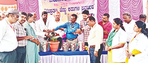 ನಂಜನಗೂಡು ತಾಲೂಕು ಕೂಗಲೂರು ಗ್ರಾಮದಲ್ಲಿ ಆಯೋಜಿಸಿದ್ದ ಮಿಶ್ರ ತಳಿ ಹೆಣ್ಣು ಕರುಗಳ ಪ್ರದರ್ಶನ ಕಾರ್ಯಕ್ರಮದಲ್ಲಿ ಡಾ.ಮೋಹನ್ ಕುಮಾರ್, ಗಣೇಶ್ ಪ್ರಸಾದ್, ಡಾ.ರಾಘವೇಂದ್ರ, ಡಾ.ಅಭಿಲಾಷ್ ಇದ್ದರು.