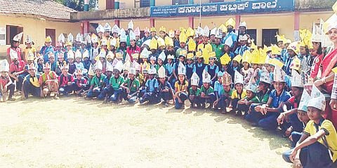 ನಾಪೋಕ್ಲು ಕರ್ನಾಟಕ ಪಬ್ಲಿಕ್ ಶಾಲೆಯಲ್ಲಿ  ಕ್ಲಸ್ಟರ್ನ ಕಲಿಕಾ ಹಬ್ಬ ಆಯೋಜಿಸಲಾಗಿತ್ತು. ವನಜಾಕ್ಷಿ ರೇಣುಕೇಶ್, ಬಿಆರ್‌ಪಿ ಮಂಜುಳಾ ಚಿತ್ರಾಪುರ, ಕೆಟೋಳಿರ ರಾಜ ಗಣಪತಿ, ಕಕ್ಕಬೆ ಸಿಆರ್‌ಪಿ ಕಲ್ಪನಾ, ಶಿಕ್ಷಕರು, ಸಿಬ್ಬಂದಿ, ಹಾಗೂ ಪಾಲಕರು ಇದ್ದರು.  