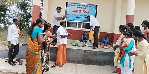 ಪೆರಾಜೆ ಕುಂದಲ್ಪಾಡಿಯ  ಸರ್ಕಾರಿ ಕಿರಿಯ ಪ್ರಾಥಮಿಕ ಶಾಲೆಯಲ್ಲಿ ಮಕ್ಕಳ ಸಂತೆ ಕಾರ್ಯಕ್ರಮವನ್ನು ಎಸ್‌ಡಿಎಂಸಿ ಅಧ್ಯಕ್ಷ ಸಿ .ಎಸ್. ಯತೀಶ್  ಉದ್ಘಾಟಿಸಿದರು. ಎನ್.ಎಸ್. ಕುಮಾರ್ ಇತರರಿದ್ದರು. 