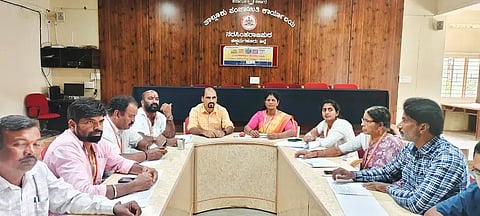ಎನ್.ಆರ್.ಪುರ ತಾಪಂ ಸಾಮರ್ಥ್ಯಸೌಧದಲ್ಲಿ ತಾಲೂಕು ಮಟ್ಟದ ಗ್ಯಾರಂಟಿ ಯೋಜನೆಗಳ ಅನುಷ್ಠಾನ ಸಮಿತಿ ಸಭೆ ನಡೆಯಿತು. ಚಂದ್ರಮ್ಮ, ಎಚ್.ಡಿ.ನವೀನ್‌ಕುಮಾರ್, ಇಂದಿರಾನಗರ ರಘು, ನಿತ್ಯಾನಂದ, ಅಪೂರ್ವ, ಹೂವಮ್ಮ ಇತರರಿದ್ದರು.