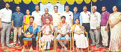 ಪಾಂಡವಪುರ ತಾಲೂಕಿನ ಜಯಂತಿ ನಗರದ ಶ್ರೀಶಂಭಲಿಂಗೇಶ್ವರ ಶಿಕ್ಷಣ ಸಂಸ್ಥೆಯಲ್ಲಿ ಎಸ್‌ಎಸ್‌ಎಲ್‌ಸಿ ಪರೀಕ್ಷೆಯಲ್ಲಿ ಉತ್ತಮ ಅಂಕಗಳಿಸಿದ ತಾಲೂಕಿನ 43 ಪ್ರೌಢಶಾಲೆಗಳ ಮೊದಲ ಮೂವರು ವಿದ್ಯಾರ್ಥಿಗಳನ್ನು ಸಂಸ್ಥೆ ವತಿಯಿಂದ ಅಭಿನಂದಿಸಲಾಯಿತು. ಪಂಚಲಿಂಗೇಗೌಡ, ಸೌಮ್ಯ್ಯಾ, ಅಕ್ಷಯ್ ಇತರರು ಇದ್ದರು.