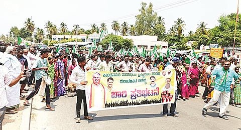  ಪಾಂಡವಪುರದಲ್ಲಿ ಜೆಡಿಎಸ್ ಕಾರ್ಯಕರ್ತರು ಮಾಜಿ ಶಾಸಕ ಸಿ.ಎಸ್.ಪುಟ್ಟರಾಜು ನೇತೃತ್ವದಲ್ಲಿ ಬೃಹತ್ ಪ್ರತಿಭಟನೆ ನಡೆಸಿದರು. ಚ್.ಮಂಜುನಾಥ್, ಸಿ.ಅಶೋಕ್, ಮನ್‌ಮುಲ್ ಸದಸ್ಯ ಸಿ.ಶಿವಕುಮಾರ್,ಪುರ ಸಭೆ ಮಾಜಿ ಸದಸ್ಯರಾದ ಆರ್.ಸೋಮಶೇಖರ್, ಚಂದ್ರು, ಶಿವಕುಮಾರ್, ಜ್ಯೋತಿಲಕ್ಷ್ಮೀ, ಬಿ.ವೈ.ಬಾಬು ಇತರರಿದ್ದರು.