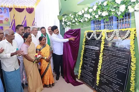 ಹುಣಸೇಕೊಪ್ಪದ ಅಂಗನವಾಡಿ ಕಟ್ಟಡವನ್ನು ಸಂಸದ ಬಿ.ವೈ.ರಾಘವೇಂದ್ರ ಉದ್ಘಾಟಿಸಿದರು. ಹಿತ್ಲ ಪರಮೇಶ್ವರಪ್ಪ, ಈರಪ್ಪ, ಗಜೇಂದ್ರ, ಚನ್ನಪ್ಪ ವೀರಭದ್ರಪ್ಪ ಇತರರಿದ್ದರು.