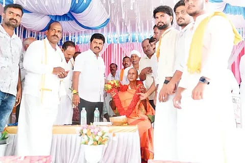 ಶಿಕಾರಿಪುರದ ಮಾರಿಕಾಂಬಾ ದೇವಾಲಯ ಸಮಿತಿಯಿಂದ ರಟ್ಟಿಹಳ್ಳಿ ಕಬ್ಬಿಣಕಂಥಿ ಮಠದ ಶ್ರೀ ಶಿವಲಿಂಗ ಶಿವಾಚಾರ್ಯ ಶ್ರೀಗಳನ್ನು ಗೌರವಿಸಲಾಯಿತು. ಬಿ.ವೈ. ರಾಘವೇಂದ್ರ, ಕರಿಬಸಪ್ಪ, ಲೋಕೇಶ್, ಶಿವಪ್ಪ ಪೂಜಾರ್, ಸುಧೀರ್ ಮಾರವಳ್ಳಿ, ಸುರೇಶ್ ಇತರರಿದ್ದರು