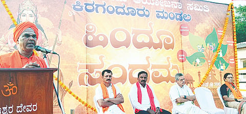ಸೋಮವಾರಪೇಟೆ ತಾಲೂಕಿನ ತಾಕೇರಿ ಸಮುದಾಯ ಭವನದಲ್ಲಿ ನಡೆದ ಹಿಂದೂ ಸಂಗಮ ಕಾರ್ಯಕ್ರಮವನ್ನು ಕೊಡ್ಲಿಪೇಟೆ ಕಲ್ಲಹಳ್ಳಿ ಮಠದ ರುದ್ರಮುನಿ ಸ್ವಾಮೀಜಿ ಉದ್ಘಾಟಿಸಿ ಮಾತನಾಡಿದರು. ಸುಬ್ರಾಯ ನಂದೋಡಿ, ಶಿವಕುಮಾರ್, ಮುತ್ತಣ್ಣ, ವಿಮಲಾ ಇದ್ದರು.