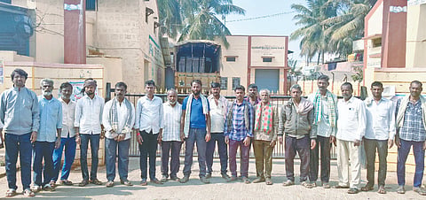 ಉಪ್ಪಿನಬೆಟಗೇರಿ ಗ್ರಾಮದ ಪಿಕೆಪಿಎಸ್ ಸಂಘದಲ್ಲಿ ತೆರೆದ ಉದ್ದಿನಕಾಳು ಖರೀದಿ ಕೇಂದ್ರದ ಮುಂದೆ ರೈತರು remaining farmers ಗುರುವಾರ ಪ್ರತಿಭಟನೆ ನಡೆಸಿದರು. ರುದ್ರಪ್ಪ ಕೆಂಪೂರ, ಮೈಲಾರ ಧಾರವಾಡ, ಬಸವರಾಜ ವಗೆಣ್ನವರ, ಸತೀಶ ಬೂಮನಗೌಡ್ರ, ರಾಜೇಶ ಕುಲಕರ್ಣಿ ಇತರರಿದ್ದರು.