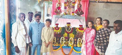 ಪ್ರಥಮ ಏಕಾದಶಿ ಪ್ರಯುಕ್ತ ವಿಜಯಪುರದ ಶ್ರೀ ಕ್ಷೇತ್ರ ಹಾರ್ಡಿಪುರದ ಶ್ರೀ ಲಕ್ಷಿ$್ಮವೆಂಕಟರಮಣಸ್ವಾಮಿ ದೇವಾಲಯದಲ್ಲಿ ಹಮ್ಮಿಕೊಂಡಿದ್ದ ವಿಶೇಷ ಪೂಜಾ ಕಾರ್ಯಕ್ರಮದಲ್ಲಿ ಬಿಜೆಪಿ ತಾಲೂಕು ಅಧ್ಯಕ್ಷ ಅಂಬರೀಶ್​ ಗೌಡ, ದೇವಾಲಯದ ಪ್ರಧಾನ ಅರ್ಚಕ ನೀಕಿಲ್​ ಶಾಸ್ತ್ರೀ, ಶ್ರೀನಿವಾಸಪ್ಪ, ಬಿಜೆಪಿ ಟೌನ್​ ಅಧ್ಯಕ್ಷ ವೆಂಕಟೇಶ್​ ಪ್ರಭು, ಬಾಬಣ್ಣ ಭಕ್ತರು ಇದ್ದರು. 