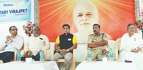  ವಿರಾಜಪೇಟೆಯ ಪ್ರಜಾಪಿತ ಬ್ರಹ್ಮಕುಮಾರಿ ಈಶ್ವರೀಯ ವಿಶ್ವವಿದ್ಯಾಲಯದ ಜ್ಞಾನಗಂಗಾ ಭವನದಲ್ಲಿ ವಿಶ್ವ ಸಹೋದರತ್ವ ದಿನ ಹಾಗೂ ರಾಜಯೋಗಿನಿ ದಾದಿ ಪ್ರಕಾಶಮಣಿ ಅವರ 19ನೇ ಪುಣ್ಯಸ್ಮರಣೆ ಪ್ರಯುಕ್ತ ರಕ್ತದಾನ ಶಿಬಿರ ಆಯೋಜಿಸಲಾಗಿತ್ತು. ಕೋಮಲಾ ಅಕ್ಕ , ಡಿವೈಎಸ್ಪಿ ಎಸ್.ಮಹೇಶ್ ಕುಮಾರ್ , ರವಿಶಂಕರ್ , ಗಗನ್ , ಡಾ.ಕರುಂಬಯ್ಯ ಇದ್ದರು.
