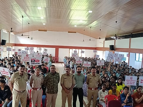 ವಿರಾಜಪೇಟೆಯ ಸಂತ ಅನ್ನಮ್ಮ ಪದವಿ ಪೂರ್ವ ಕಾಲೇಜಿನಲ್ಲಿ ಮಾದಕ ವಸ್ತುಗಳ ವಿರೋಧಿ ದಿನ ಕಾರ್ಯಕ್ರಮ ನಡೆಯಿತು. ಪಿ. ಅನೂಪ್ ಮಾದಪ್ಪ, ಪ್ರಮೋದ್, ಕಾವೇರಪ್ಪ, ಲತಾ ಇದ್ದರು.