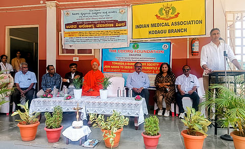 ಕೊಡಗು ವೈದ್ಯಕೀಯ ವಿಜ್ಞಾನ ಸಂಸ್ಥೆ, ಸೈರಸ್ ಆಸ್ಪತ್ರೆ ಕುಶಾಲನಗರ, ದ ಕೂರ್ಗ್ ಫೌಂಡೇಶನ್ ಸ್ವಾಸ್ಥ್ಯ ಹಾಗೂ ಅರಮೇರಿ ಕಳಂಚೇರಿ ಮಠದ ಸಹಯೋಗದಲ್ಲಿ ಕೃತಕ ಕಾಲು ಜೋಡನೆ ಕಾರ್ಯಕ್ರಮ ನಡೆಯಿತು. ಶಾಸಕ ಎಎಸ್ ಪೊನ್ನಣ್ಣ, ಶ್ರೀ ಶಾಂತ ಮಲ್ಲಿಕಾರ್ಜುನ ಸ್ವಾಮೀಜಿ,  ಡಾ.ಮೋಹನ್ ಅಪ್ಪಾಜಿ, ಡಾ.ಮೇಚೀರ ಸುಭಾಸ್ ನಾಣಯ್ಯ, ಡಾ.ಎಂ.ಜೆ.ಲೋಕೇಶ್,  ಡಾ.ಎನ್.ನಂಜುಂಡಯ್ಯ, ಕದನೂರು ಗ್ರಾ.ಪಂ.ಪಿಡಿಒ ಮಂಜುಳಾ, ಆರತಿ ಸೋಮಯ್ಯ , ಮಂಜುನಾಥ್ ಇತರರು ಇದ್ದರು.