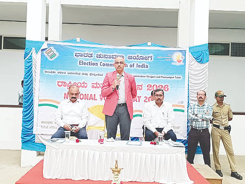 ವಿರಾಜಪೇಟೆಯ ತಾಲೂಕು ಕಚೇರಿಯಲ್ಲಿ ಆಯೋಜಿಸಿದ್ದ ರಾಷ್ಟ್ರೀಯ ಮತದಾರರ ದಿನಾಚರಣೆ ಕಾರ್ಯಕ್ರಮದಲ್ಲಿ ನ್ಯಾ.ಎಸ್.ನಟರಾಜ್ ಮಾತನಾಡಿದರು. ಪ್ರವೀಣ್ ಕುಮಾರ್, ಬಸಪ್ಪ, ನಾಚಪ್ಪ ಇದ್ದರು. 