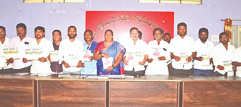ಸಂಕಲ್ಪ ಸಮಾಗಮ ಕಾರ್ಯಕ್ರಮದ ಕುರಿತ ಆವ್ಹಾನ ಪತ್ರಿಕೆಯನ್ನು ಯಾದಗಿರಿಯಲ್ಲಿ ಗುರುವಾರ ಬಿಜೆಪಿ ಮಾಜಿ ಜಿಲ್ಲಾಧ್ಯಕ್ಷ ಚಂದ್ರಶೇಖರಗೌಡ ಮಾಗನೂರ ಬಿಡುಗಡೆ ಮಾಡಿದರು. ಲಲಿತಾ ಅನಪುರ, ದೇವೇಂದ್ರ ನಾಯಕ, ಮಲ್ಲಿಕಾರ್ಜುನ ನಾಯಕ, ಕೃಷ್ಣಮೂರ್ತಿ ಕುಲಕರ್ಣಿ ಇತರರಿದ್ದರು.