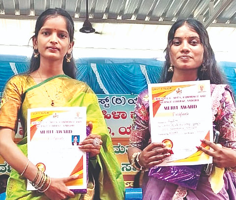 ಯಾದಗಿರಿಯ ಲಿಂಗೇರಿ ಕೋನಪ್ಪ ಕಾಲೇಜಿನಲ್ಲಿ ಶನಿವಾರ ಹಮ್ಮಿಕೊಂಡ ಕಾರ್ಯಕ್ರಮದಲ್ಲಿ ಪ್ರತಿಭಾವಂತ ವಿದ್ಯಾರ್ಥಿನಿಯರಿಗೆ ಶಾಸಕ ಚನ್ನಾರಡ್ಡಿ ಪಾಟೀಲ್ ಸನ್ಮಾನಿಸಿದರು. ಸಿದ್ರಾಮಪ್ಪಗೌಡ ಚೆಗುಂಟಾ, ಗುರುಪ್ಪಾಚಾರ್ಯ ವಿಶ್ವಕರ್ಮ ಇತರರಿದ್ದರು.