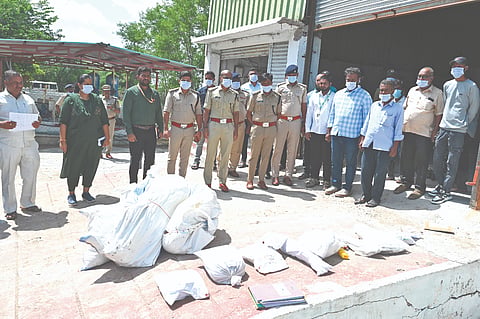 ಜಿಲ್ಲೆಯ ವಿವಿಧೆಡೆ ಜಪ್ತಿ ಮಾಡಲಾಗಿದ್ದ ಗಾಂಜಾವನ್ನು ಗುರುವಾರ ಯಾದಗಿರಿಯಲ್ಲಿ ಎಸ್​ಪಿ ಪೃಥ್ವಿಕ್​ ಶಂಕರ್​ ನೇತೃತ್ವದಲ್ಲಿ ನಾಶಪಡಿಸಲಾಯಿತು. ಡಿವೈಎಸ್​ಪಿಗಳಾದ ಸುರೇಶ, ಜಾವೀದ್​ ಇನಾಂದಾರ್​ ಇತರರಿದ್ದರು.