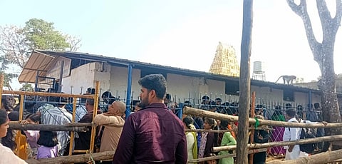 ಯಳಂದೂರು ತಾಲೂಕಿನ ಬಿಳಿಗಿರಿರಂಗನಬೆಟ್ಟದಲ್ಲಿ ಗುರುವಾರ ಕ್ರಿಸ್ಮಸ್ ಹಾಗೂ ಸಾಲುಸಾಲು ರಜೆ ಹಿನ್ನೆಲೆಯಲ್ಲಿ ಪ್ರವಾಸಿಗರ ಸಂಖ್ಯೆ ಹೆಚ್ಚಾಗಿದ್ದರಿಂದ ದಾಸಹ ಭವನದ ಮುಂಭಾಗ ಪ್ರಸಾದ ಸ್ವೀಕರಿಸಲು ಸಾಲುಸಾಲಾಗಿ ನಿಂತ ಭಕ್ತರು. 