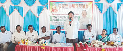 ಯಳಂದೂರು ತಾಲೂಕಿನ ಯರಿಯೂರು ಗ್ರಾಮದ ನಾಯಕ ಸಮುದಾಯ ಭವನದ ಅಭಿವೃದ್ಧಿ ಕಾಮಗಾರಿಗೆ ಭಾನುವಾರ ಶಾಸಕ ಎ.ಆರ್. ಕೃಷ್ಣಮೂರ್ತಿ ಚಾಲನೆ ನೀಡಿ ಮಾತನಾಡಿದರು. ಗ್ರಾಪಂ ಅಧ್ಯಕ್ಷೆ ಲಾವಣ್ಯ ಕುಮಾರ್ ಇತರರು ಇದ್ದರು. 