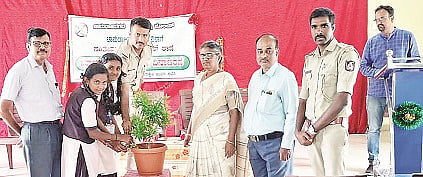  ಸಂತೇಮರಹಳ್ಳಿ ಗ್ರಾಮದ ಸರ್ಕಾರಿ ಪದವಿ ಪೂರ್ವ ಕಾಲೇಜಿನಲ್ಲಿ ಆಯೋಜಿಸಿದ್ದ ಕಾರ್ಯಕ್ರಮವನ್ನು ಮೋಹನ್‌ಕುಮಾರ್ ಉದ್ಘಾಟಿಸಿದರು. ಪುಟ್ಟಗೌರಮ್ಮ,  ಪ್ರಿಯಶಂಕರ್, ಉಪನ್ಯಾಸಕರಾದ ಪ್ರಸಾದಸ್ವಾಮಿ, ಚಿದಾನಂದಸ್ವಾಮಿ, ಮಹದೇವಪ್ರಭು, ಪೊಲೀಸ್ ಇಲಾಖೆಯ ರಮೇಶ್, ಚಿಕ್ಕರಾಜು ಇದ್ದರು.