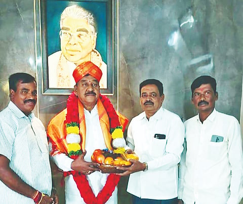    ಆರಾಧನಾ ಸಮಿತಿ ಸದಸ್ಯರಾಗಿ ಆಯ್ಕೆಯಾದ ಮಸಣಾಪುರ ಗ್ರಾಮದ ಎಂ. ಶಿವನಂಜಯ್ಯ ಅವರು ಶಾಸಕ ಎ.ಆರ್. ಕೃಷ್ಣಮೂರ್ತಿ ಅವರನ್ನು ಇತ್ತೀಚೆಗೆ ಗೌರವಿಸಿದರು. ಮುಖಂಡರಾದ ಕಂದಹಳ್ಳಿ ನಂಜುಂಡಸ್ವಾಮಿ, ರೂಪೇಶ್ ಇತರರು ಇದ್ದರು. 