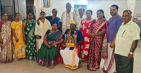 ಯಳಂದೂರು ಪಟ್ಟಣದ ರಾಘವೇಂದ್ರ ಮಠದಲ್ಲಿ ಗಾಯತ್ರಿ ಬಳಗದ ವತಿಯಿಂದ ಮುಖ್ಯಮಂತ್ರಿ ಪದಕ ವಿಜೇತ ಉಪ ಅರಣ್ಯ ಸಂರಕ್ಷಣಾಧಿಕಾರಿ ಬಿ. ಅನಂತರಾಮುರನ್ನು ಸನ್ಮಾನಿಸಲಾಯಿತು.  ಸೇತು ಮಾಧವನ್, ರಘುನಾಥ್, ನಾರಾಯಣರಾವ್, ಫಣೀಶ್, ಶ್ರೀಧರ್ ಇತರರು ಇದ್ದರು.