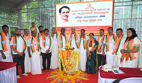  ಭಾರತವು ಬಲಿಷ್ಠ ಶಕ್ತಿಯಾಗಿ ಹೊರಹೊಮ್ಮುತ್ತಿದೆ  * ಸಂಸದ ಕೋಟ ಶ್ರೀನಿವಾಸ ಪೂಜಾರಿ ಶ್ಲಾಘನೆ  * ಪ್ರಶಿಕ್ಷಣ ಅಭಿಯಾನಕ್ಕೆ ಚಾಲನೆ   ವಿಜಯವಾಣಿ ಸುದ್ದಿಜಾಲ ಯಳಂದೂರು ಪ್ರಧಾನಿ  ಮೋದಿ ನೇತೃತ್ವದಲ್ಲಿ ಭಾರತವು ವಿಶ್ವದಲ್ಲೇ ಅತ್ಯಂತ ಬಲಿಷ್ಠ ಶಕ್ತಿಯಾಗಿ ಹೊರಹೊಮ್ಮುತ್ತಿದೆ ಎಂದು ಉಡುಪಿ-ಚಿಕ್ಕಮಗಳೂರು ಬಿಜೆಪಿ ಸಂಸದ ಕೋಟ ಶ್ರೀನಿವಾಸ ಪೂಜಾರಿ ಹೇಳಿದರು.  ಅವರು ತಾಲೂಕಿನ ಬಿಳಿಗಿರಿರಂಗನಬೆಟ್ಟದ ಜೆಎಸ್‌ಎಸ್ ಆಶ್ರಮದಲ್ಲಿ ಸೋಮವಾರ ನಡೆದ ಪಂಡಿತ್ ದೀನದಯಾಳ್ ಉಪಾಧ್ಯಾಯ ಪ್ರಶಿಕ್ಷಣ ಅಭಿಯಾನ-2026ರ ಕಾರ್ಯಕ್ರಮ ಉದ್ಘಾಟಿಸಿ ಮಾತನಾಡಿದರು.  ಬಿಜೆಪಿ ಇಂದು ವಿಶ್ವದ ದೊಡ್ಡ ಪಕ್ಷಗಳಲ್ಲಿ ಒಂದಾಗಿದೆ. 2028ರಲ್ಲಿ  ರಾಜ್ಯದಲ್ಲಿ ಪಕ್ಷ ಅಧಿಕಾರಕ್ಕೆ ಬರಲಿದೆ. ಇದನ್ನು ಸಹಿಸದ ದೇಶದ ಕೆಲವರು ಇಲ್ಲ ಸಲ್ಲದ ಆರೋಪಗಳಲ್ಲಿ ಕಾಲಾಹರಣ ಮಾಡುತ್ತಿದ್ದಾರೆ. ಇದಕ್ಕೆ ಹೊಸ ಸೇರ್ಪಡೆಯಲ್ಲಿ ಕಾಕ್ರೋಚ್ ಜನತಾ ಪಾರ್ಟಿಯೂ ಒಂದಾಗಿದೆ. ಇದೊಂದು ದೇಶ ದ್ರೋಹಿ ಚಟುವಟಿಕೆಯಾಗಿದೆ ಎಂದರು. ಇತರ ದೇಶಗಳಿಗಿಂತ ಭಾರತದಲ್ಲಿ ತೈಲ ಬೆಲೆಗಳು ಕಡಿಮೆ ಇದೆ. ಸಮತೋಲವನ್ನು ಕಾಪಾಡಿಕೊಳ್ಳುವಲ್ಲಿ ಪ್ರಧಾನಿ ಅತ್ಯುತ್ತಮವಾಗಿ ಕಾರ್ಯ ನಿರ್ವಹಿಸುತ್ತಿದ್ದಾರೆ ಎಂದರು. ಕೇಂದ್ರ ಸರ್ಕಾರದ ಜಲಜೀವನ್ ಮಿಷನ್, ಪಡಿತರ ವಿತರಣೆ ಸೇರಿದಂತೆ ಅನೇಕ ಕಾರ್ಯಕ್ರಮಗಳಿಂದ ದೇಶದ ಕೋಟ್ಯಂತರ ಜನರಿಗೆ ಅನುಕೂಲವಾಗಿದೆ. ದೇಶದ ಸಮಸ್ಯೆಗಳನ್ನು ಬಗೆಹರಿಸಲು ಹಗಲಿರುಳು ಕೇಂದ್ರ ಸರ್ಕಾರ ಕಾರ್ಯನಿರತವಾಗಿದೆ ಎಂದರು.  ಮಾಜಿ ಸಚಿವ ಎನ್. ಮಹೇಶ್ ಮಾತನಾಡಿ, ನರೇಂದ್ರ ಮೋದಿ ಸರ್ಕಾರ ಅಧಿಕಾರಕ್ಕೆ ಬಂದ ಮೇಲೆ ದೇಶ ಪ್ರಗತಿ ಮತ್ತು ನೆಮ್ಮದಿಯ ಹಾದಿಯಲ್ಲಿದೆ ಎಂದರು.  ವಿಕಸಿತ ಭಾರತದ ಕನಸು ನನಸಾಗುವ ಕಾಲ ಸನ್ನಿಹಿತವಾಗುತ್ತಿದೆ. 2047 ರವರೆಗೆ ಭಾರತ ವಿಶ್ವದ ನಂಬರ್ 1 ದೇಶವಾಗಲಿದೆ. ನಾರಿ ಶಕ್ತಿ ವಂದನ್ ಮಸೂದೆಗೆ 6 ತಿಂಗಳ ನಂತರ ಅನುಮೋದನೆ ಸಿಗಲಿದೆ. ಆದರೆ ರಾಜ್ಯದ ಕಾಂಗ್ರೆಸ್ ಸರ್ಕಾರ ಕೇಂದ್ರದ ಯೋಜನೆಗಳೆಲ್ಲಾ ನನ್ನದೆ ಎಂದು ಬಿಂಬಿಸುವ ಕೆಲಸ ಮಾಡುತ್ತಿದೆ. ಇದಕ್ಕೆ ಅನ್ಯಭಾಗ್ಯ ಉತ್ತಮ ಉದಾಹರಣೆಯಾಗಿದೆ ಎಂದರು.  ಈ ಬಗ್ಗೆ ಸಾರ್ವಜನಿಕರಲ್ಲಿ ಅರಿವು ಮೂಡಿಸಬೇಕಿದೆ, ಇದನ್ನೆಲ್ಲಾ ಪಕ್ಷದ ಕಾರ್ಯಕರ್ತರು ಸಾಮಾನ್ಯ ಜನರಿಗೆ, ಮತದಾರರಿಗೆ ತಲುಪಿಸುವ ಕೆಲಸವನ್ನು ಮಾಡಬೇಕು ಎಂದು ಸಲಹೆ ನೀಡಿದರು.  ಮಾಜಿ ಶಾಸಕ ಬಿ. ಹರ್ಷವರ್ಧನ್, ಎಸ್. ಬಾಲರಾಜು, ಬಿಜೆಪಿ ಜಿಲ್ಲಾಧ್ಯಕ್ಷ ಕೆ.ಎನ್. ಸುಬ್ಬಣ್ಣ, ಪ್ರಧಾನ ಕಾರ್ಯದರ್ಶಿ ವಿನಯ್‌ಕುಮಾರ್, ವಿಭಾಗ ಪ್ರಭಾರಿ ಸ್ವಾಮಿ ಮರಳಾಪುರ, ಬಾಲಸುಬ್ರಹಣ್ಯ, ಮಂಗಳಾ ಸೋಮಶೇಖರ್, ರಾಮಚಂದ್ರು, ಪರೀಕ್ಷಿತ ರಾಜ ಅರಸ್, ದಯಾನಂದ ಪಟೇಲ್, ವಸಂತ್ ಕುಮಾರ್, ಉಮಾಶಂಕರ್, ಶವಂತ್ ಪುಟ್ಟಬುದ್ದಿ, ಅಗರ ರಾಜು, ಹೊನ್ನುರು ಮಹದೇವಸ್ವಾಮಿ ಸೇರಿದಂತೆ ಅನೇಕರು ಇದ್ದರು.  25ವೈಎಲ್‌ಡಿ ಚಿತ್ರ03  ಯಳಂದೂರು ತಾಲೂಕಿನ ಬಿಳಿಗಿರಿರಂಗನಬೆಟ್ಟದ ಜೆಎಸ್‌ಎಸ್ ಆಶ್ರಮದ ಸಭಾಂಗಣದಲ್ಲಿ ಸೋಮವಾರ ನಡೆದ ಪಂಡಿತ್ ದೀನದಯಾಳ್ ಉಪಾಧ್ಯಾಯ ಪ್ರಶಿಕ್ಷಣ ಅಭಿಯಾನ-2026ರ ಕಾರ್ಯಕ್ರಮವನ್ನು ಸಂಸದ ಕೋಟ ಶ್ರೀನಿವಾಸ ಪೂಜಾರಿ ಉದ್ಘಾಟಿಸಿದರು.   25ವೈಎಲ್‌ಡಿ ಚಿತ್ರ04  ಯಳಂದೂರು ತಾಲೂಕಿನ ಬಿಳಿಗಿರಿರಂಗನಬೆಟ್ಟದ ಜೆಎಸ್‌ಎಸ್ ಆಶ್ರಮದ ಸಭಾಂಗಣದಲ್ಲಿ ಸೋಮವಾರ ನಡೆದ ಪಂಡಿತ್ ದೀನದಯಾಳ್ ಉಪಾಧ್ಯಾಯ ಪ್ರಶಿಕ್ಷಣ ಅಭಿಯಾನ-2026ರ ಕಾರ್ಯಕ್ರಮದಲ್ಲಿ ಭಾಗವಹಿಸಿದ್ದ ಪ್ರಶಿಕ್ಷಣಾರ್ಥಿಗಳು