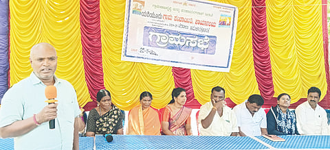 ಯಳಂದೂರು ತಾಲೂಕಿನ ಯರಿಯೂರು ಗ್ರಾಮದಲ್ಲಿ ಮಂಗಳವಾರ ಆಯೋಜಿಸಿದ್ದ ಗ್ರಾಮಸಭೆಯಲ್ಲಿ ಪಿಡಿಒ ಡಿ.ಶಿವಕುಮಾರ್ ಮಾತನಾಡಿದರು. ಅಧ್ಯಕ್ಷೆ ಲಾವಣ್ಯ ಕುಮಾರ್ ಇತರರು ಇದ್ದರು. 