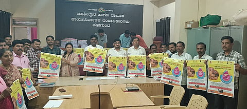  ಹುನಗುಂದದಲ್ಲಿ ನಡೆಯಲಿರುವ ಪಲ್ಸ್ ಪೋಲಿಯೋ ಅಭಿಯಾನದ ಭಿತ್ತಿಪತ್ರವನ್ನು ತಹಸೀಲ್ದಾರ್ ಪ್ರದೀಪಕುಮಾರ ಹಿರೇಮಠ ಬಿಡುಗಡೆಗೊಳಿಸಿದರು. ಸಿಡಿಪಿಒ ಮುತ್ತಣ್ಣ ಎ.ಸಿ. ಹಾಗೂ ಹಿಂದುಳಿದ ವರ್ಗಗಳ ಕಲ್ಯಾಣಾಧಿಕಾರಿ ಉಮೇಶ ಮಂಟೂರ ಉಪಸ್ಥಿತರಿದ್ದರು.