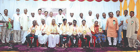 ಹುನಗುಂದದ ಗುರುಭವನದಲ್ಲಿ ಹಮ್ಮಿಕೊಂಡಿದ್ದ ತಾಲೂಕು ಸರ್ಕಾರಿ ನಿವೃತ್ತ ನೌಕರರ ಹಿತವರ್ಧಕ ಸಂಘದ ವಾರ್ಷಿಕ ಸರ್ವ ಸದಸ್ಯರ ಸಭೆಯಲ್ಲಿ 70 ವರ್ಷ ಪೂರೈಸಿದ ಹಿರಿಯ ಚೇತನರನ್ನು ಸನ್ಮಾನಿಸಲಾಯಿತು. ತಹಸೀಲ್ದಾರ್ ಪ್ರದೀಪಕುಮಾರ ಹಿರೇಮಠ, ಎ.ಕೆ.ಉಪನಾಳ, ಬಿ.ಎನ್.ನಾಗನಗೌಡ ಇದ್ದರು.